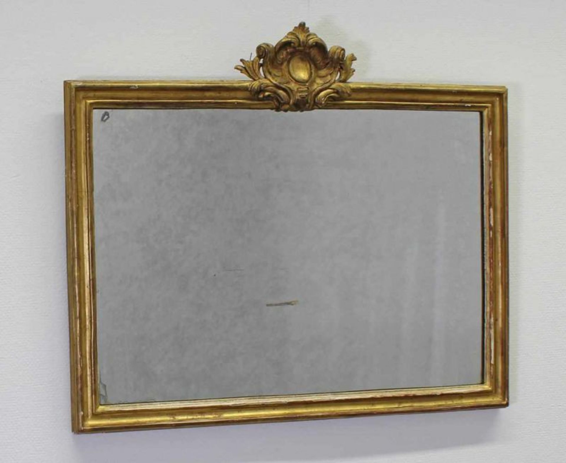 Paar Spiegel, Ende 18. Jh., Holz, gold gefasst, bekrönend geschnitzte Rocaille, je 67 x 78 cm,