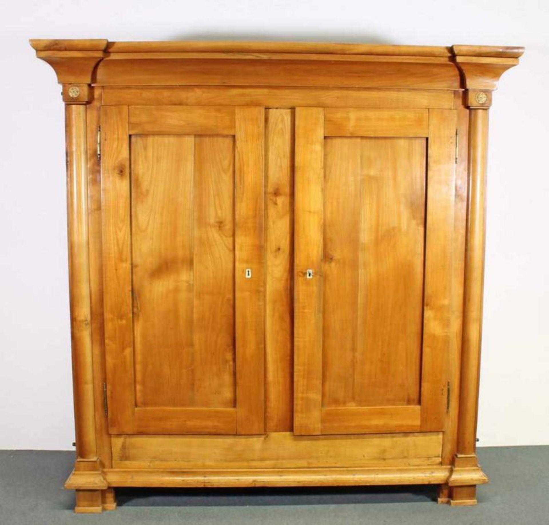 Schrank, Biedermeier, um 1820, Kirschbaum, zweitürig, 178 x 177 x 70 cm, Schloß ergänzt 20.00 %