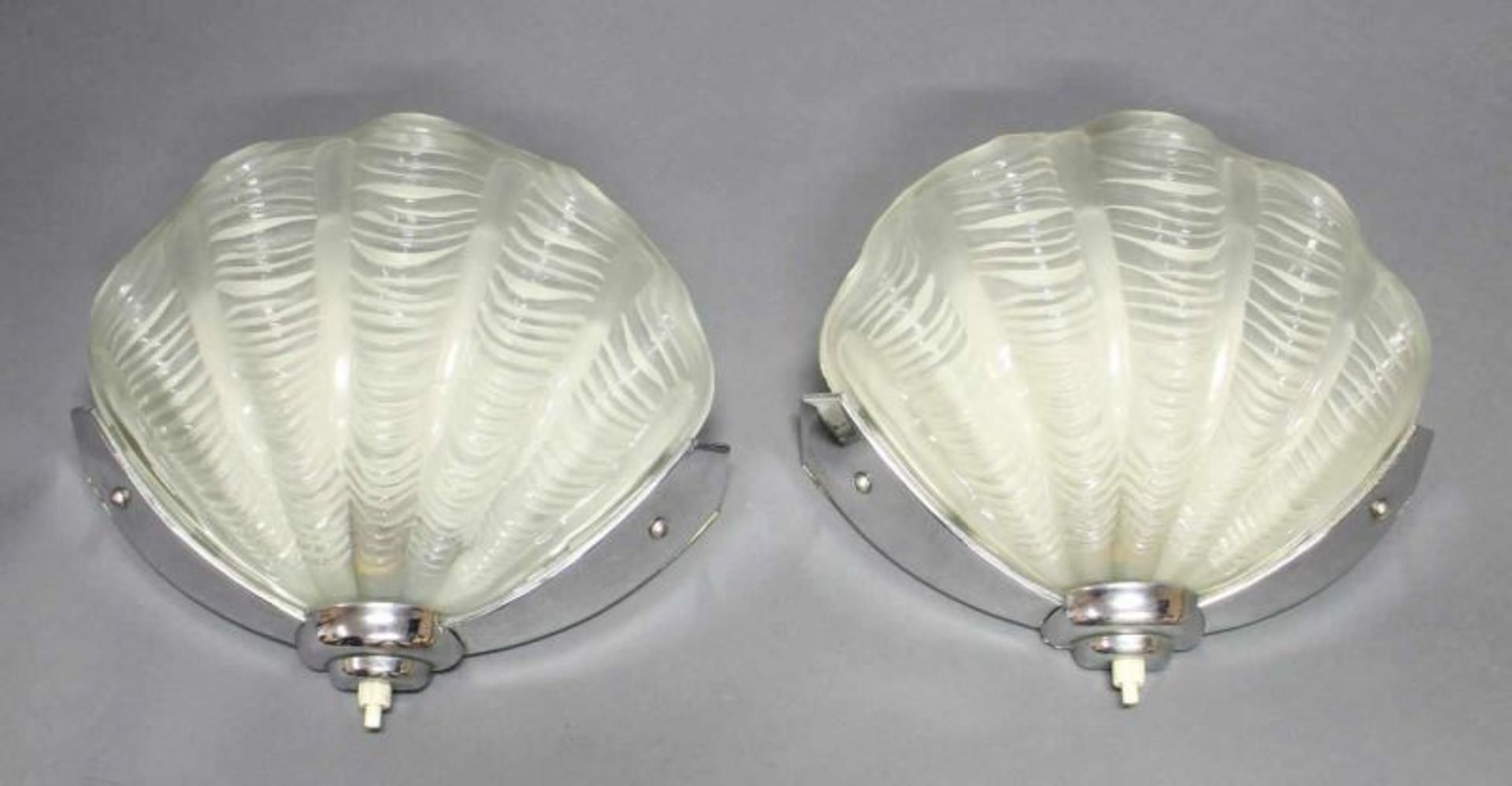 Paar Wandlampen, Art Deco, um 1930, verchromtes Metall, satinierte Glasschale, ca. 21 cm hoch, (