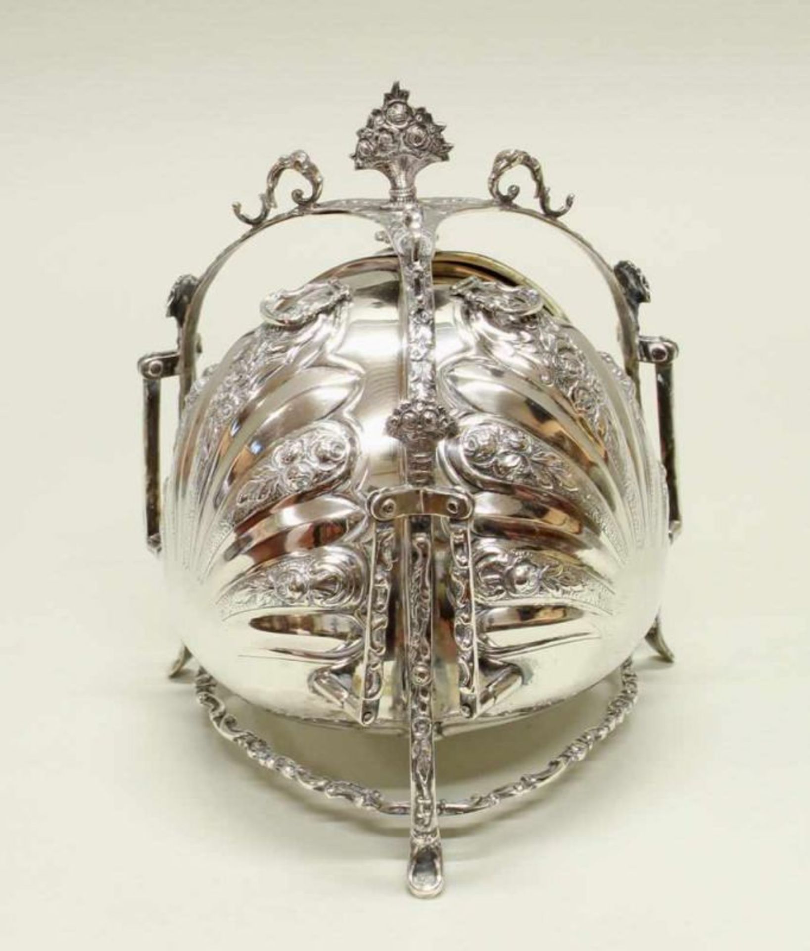 Konfektdose, Silber 800, Punze AO in Wappen, bezeichnet Handarbeit, ovoider Korpus mit drei