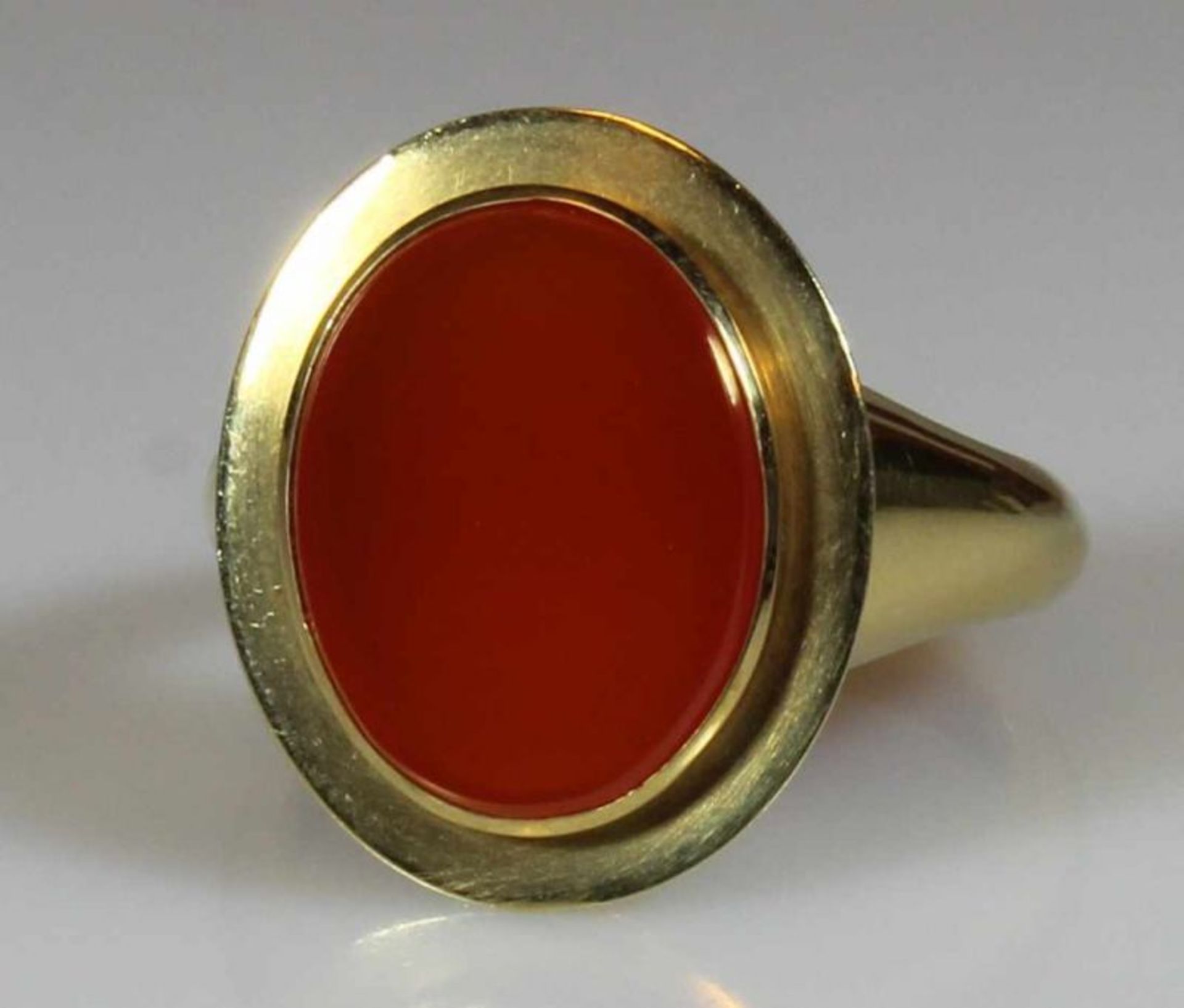 Ring, GG 585, 1 ovaler Carneol, 10 g, RM 20 20.00 % buyer's premium on the hammer price 19.00 %