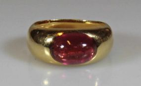 Ring, Atelier Richarz, Bonn, 1 pinker Turmalin-Cabochon ca. 5.70 ct., Goldgewicht ca. 7.3 g, RM 19.5