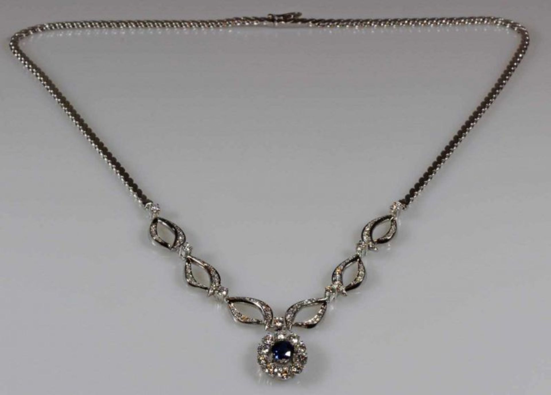 Collier, WG 750, 1 runder facettierter Saphir ca. 1.20 ct., 23 Brillanten zus. ca. 1.80 ct., 78 - Bild 2 aus 2