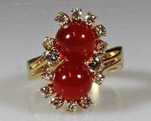 Ring, GG 750, 2 Carneol-Cabochons, 14 Brillanten zus. ca. 0.63 ct., etwa tw/lpr., 10 g, RM 17.5 20.