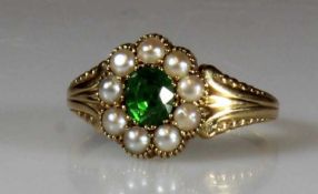 Ring, England, um 1880, GG 15 ct., 1 grüner Granat/Tsavorit, 9 natürliche Perlen, 3 g, RM 16 20.00 %