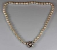 Perlenkette, 59 Akoya-Zuchtperlen ø ca. 7.5 mm, Schließe WG 585, 7 Brillanten zus. ca. 0.35 ct., 1
