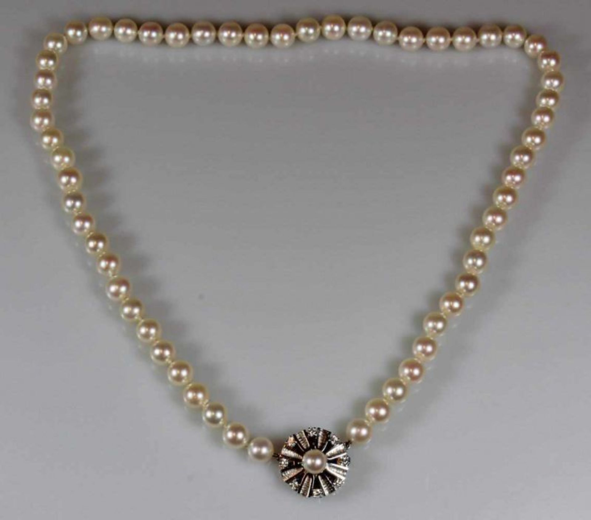 Perlenkette, 59 Akoya-Zuchtperlen ø ca. 7.5 mm, Schließe WG 585, 7 Brillanten zus. ca. 0.35 ct., 1
