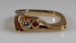 Ring, GG 585, 1 kleiner Brillant, 1 kleiner facettierter Rubin, 4 g, RM 16.5 20.00 % buyer's premium