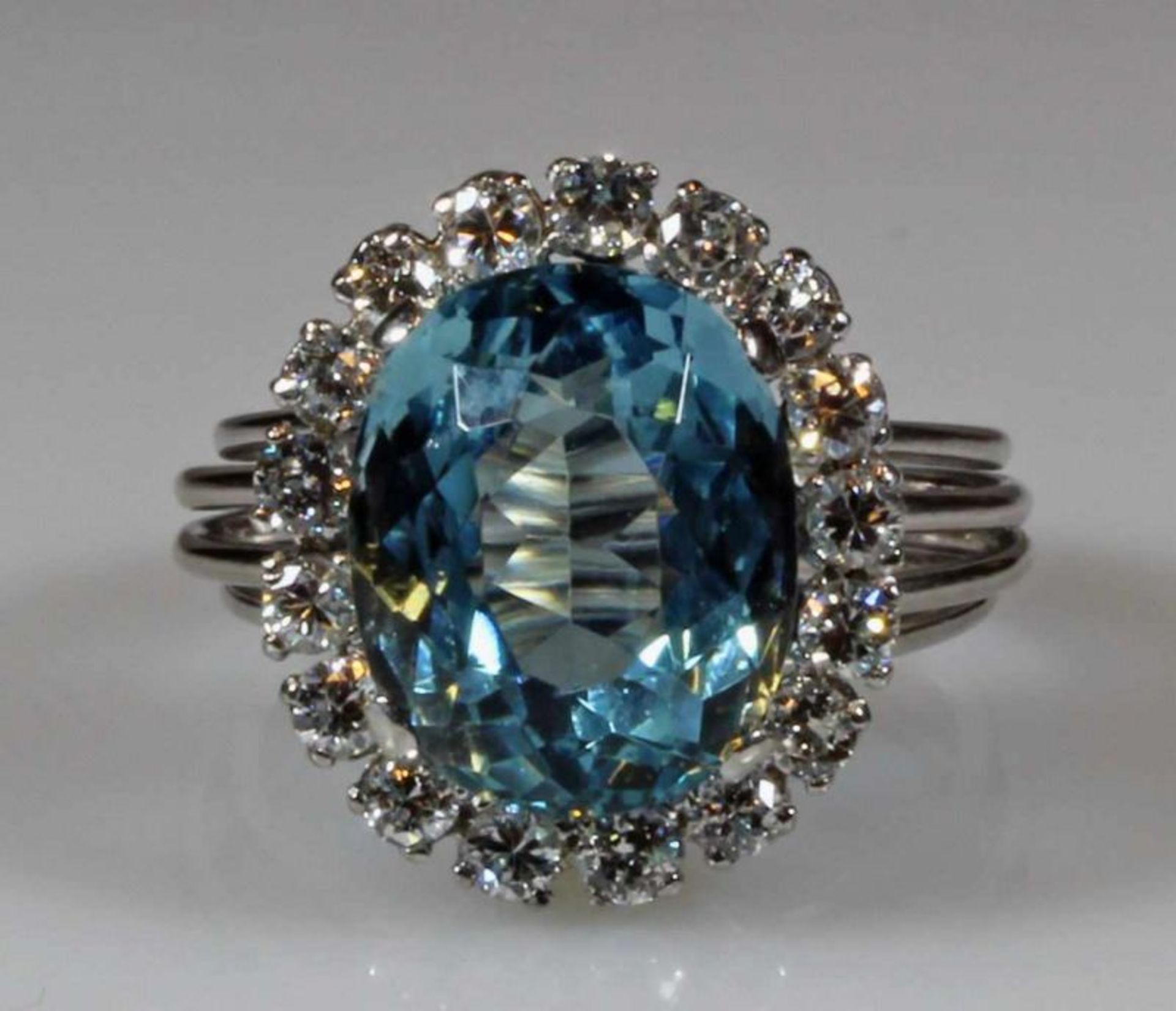 Ring, WG 750, 1 ovaler facettierter Aquamarin ca. 7.0 ct., 18 Brillanten zus. ca. 0.90 ct., etwa