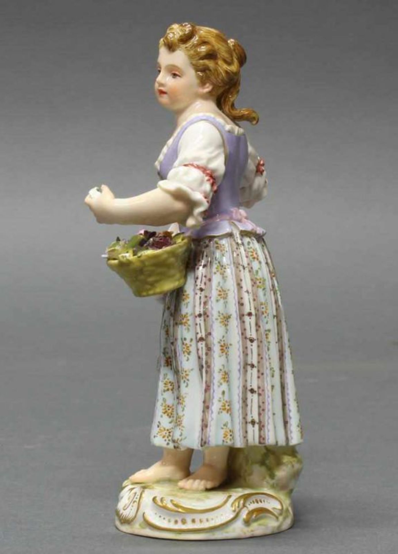 Porzellanfigur, "Mädchen mit Blütenkorb", Meissen, Schwertermarke, 1850-1924, 1. Wahl, - Image 2 of 4
