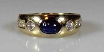 Bandring, WG/GG 585, 1 ovaler Saphir-Cabochon, 2 Brillanten zus. ca. 0.30 ct., 4 Brillanten zus. ca.