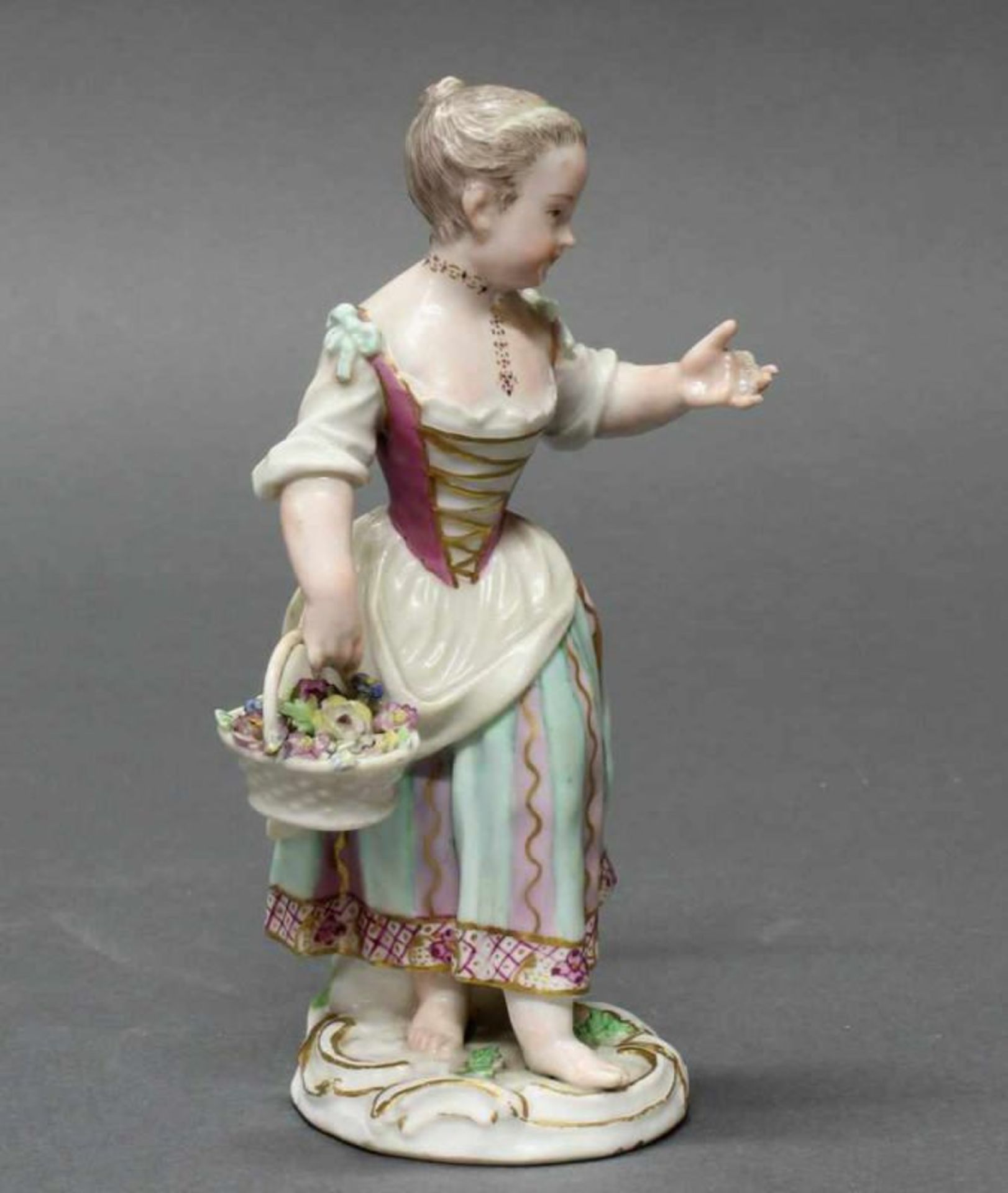 Porzellanfigur, "Mädchen mit Blumenkorb", Meissen, Schwertermarke, um 1780, polychrom und - Image 2 of 4