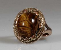 Ring, RG 9 ct., Tigerauge als Skarabäus, 6 g, RM 17 20.00 % buyer's premium on the hammer price 19.