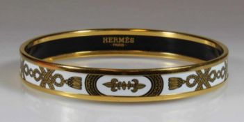 Armreif, Hermès, weißes Email mit gold-schwarzem Flechtdekor, vergoldete Paspelierung, ø 7 cm, 1