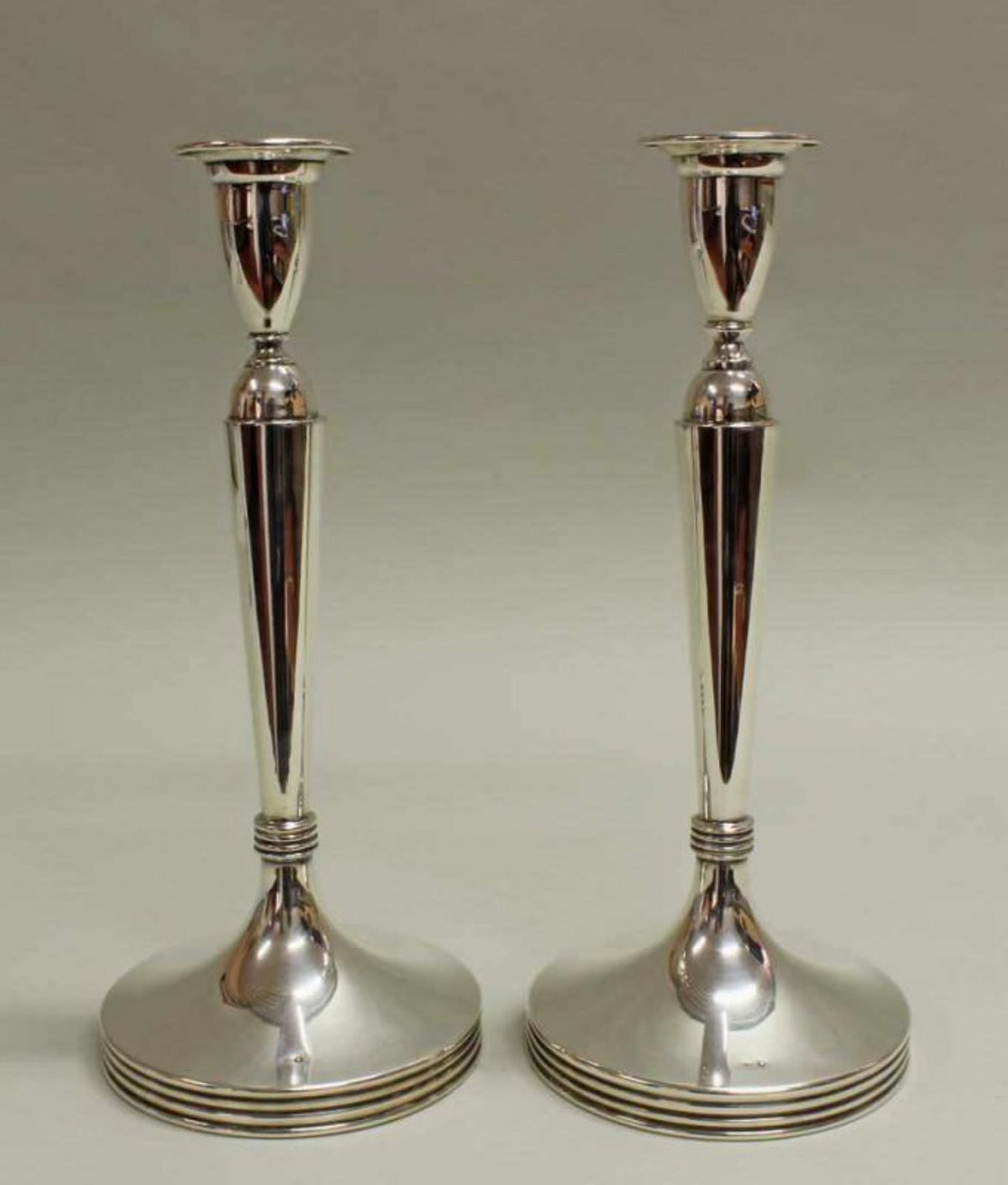 Paar Kerzenleuchter, Silber 800, Minervakopfmarke Österreich, konische Balusterform, glatt, Nodus