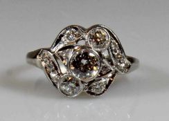 Ring, WG 585, 1 Altschliff-Diamant ca. 0.50 ct., etwa w/si1, 4 Altschliff-Diamanten zus. ca. 0.60