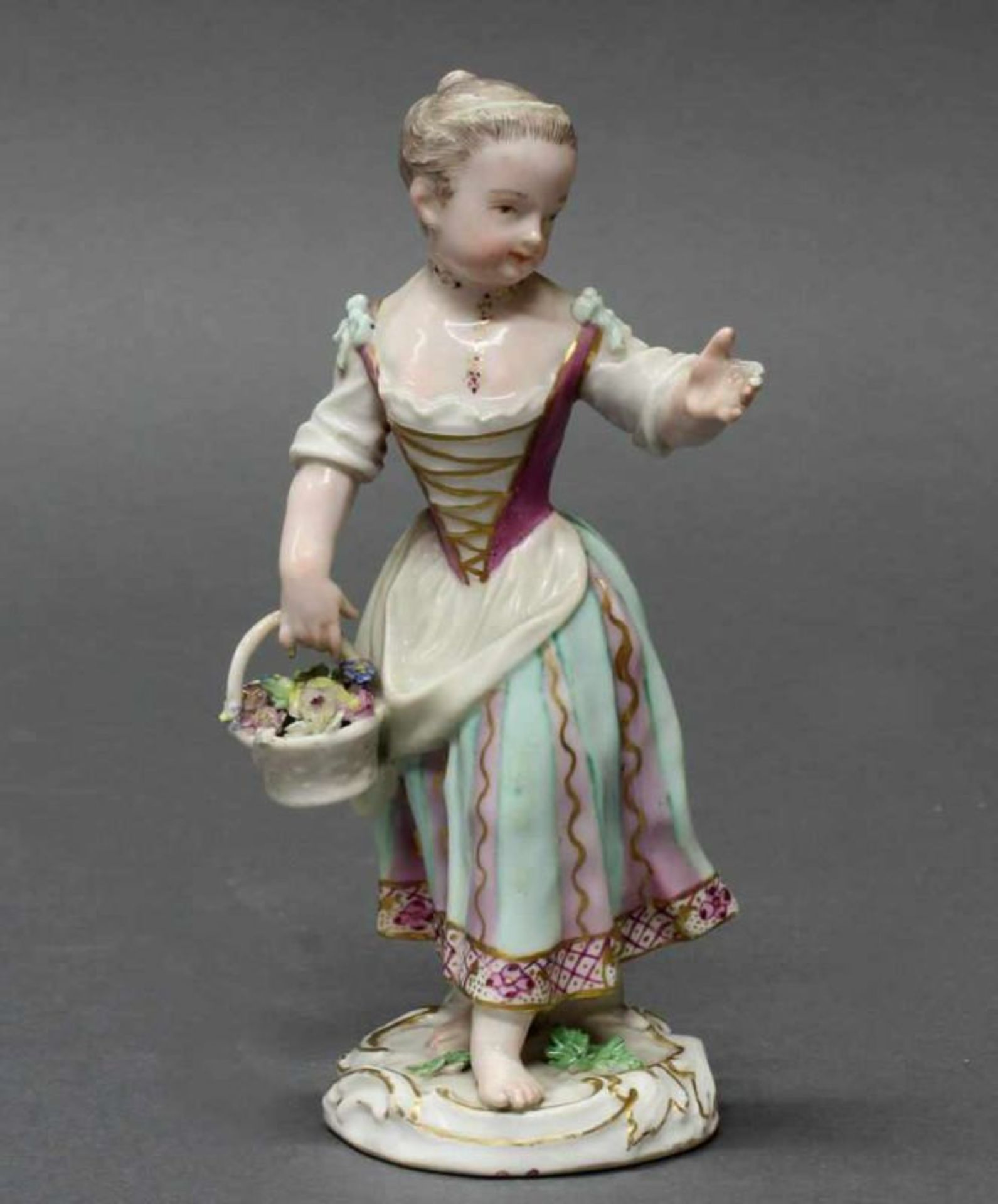 Porzellanfigur, "Mädchen mit Blumenkorb", Meissen, Schwertermarke, um 1780, polychrom und