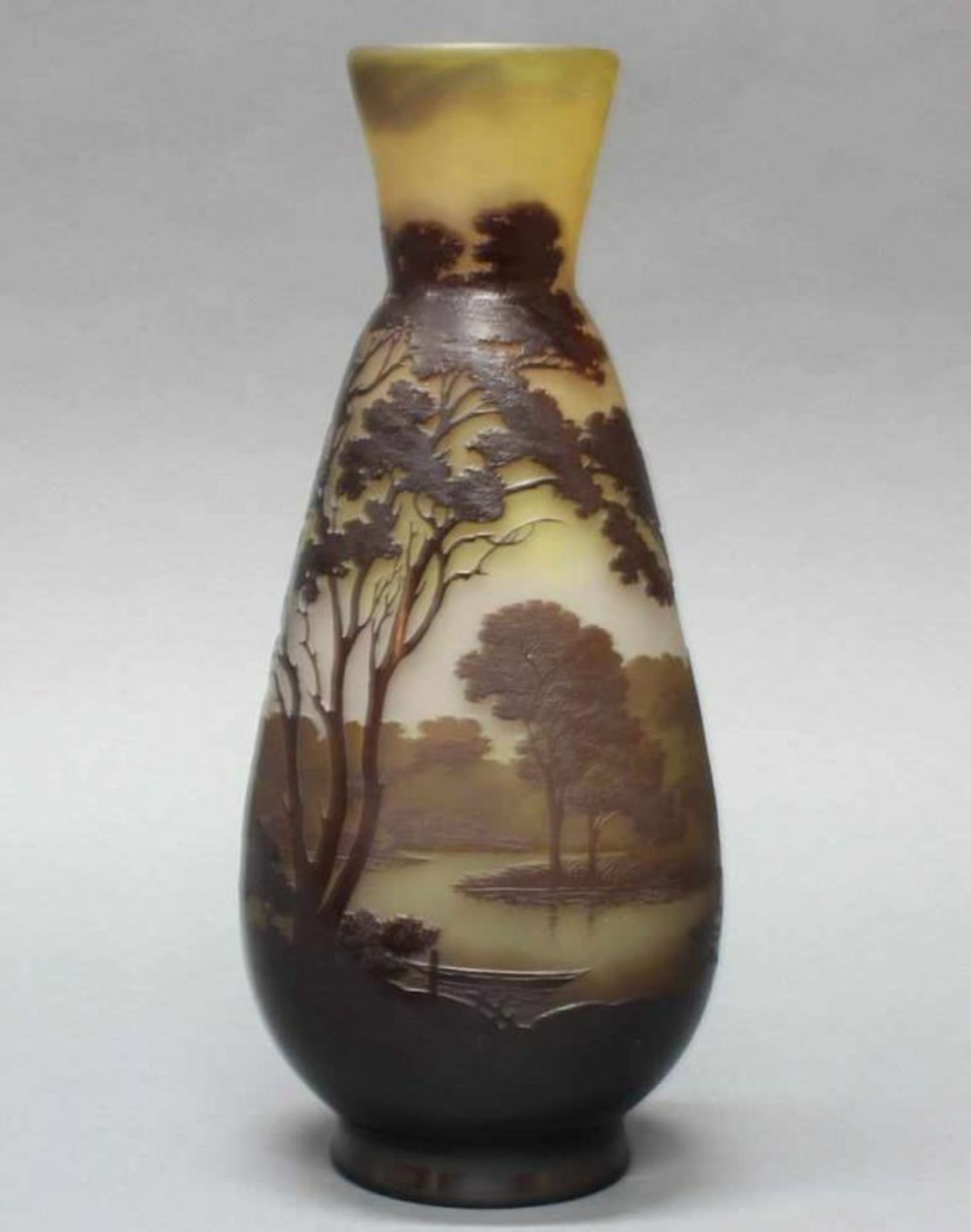 Vase, "Paysage lacustre", Emile Gallé, um 1910, Glas, brauner Überfangdekor auf mehrfarbigem
