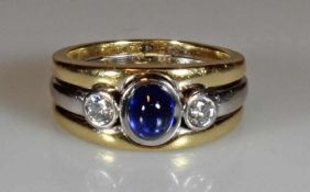 Ring, Atelier Richarz, Bonn, WG/GG 750, 1 Saphir-Cabochon ca. 1.03 ct., 2 Brillanten zus. ca. 0.25