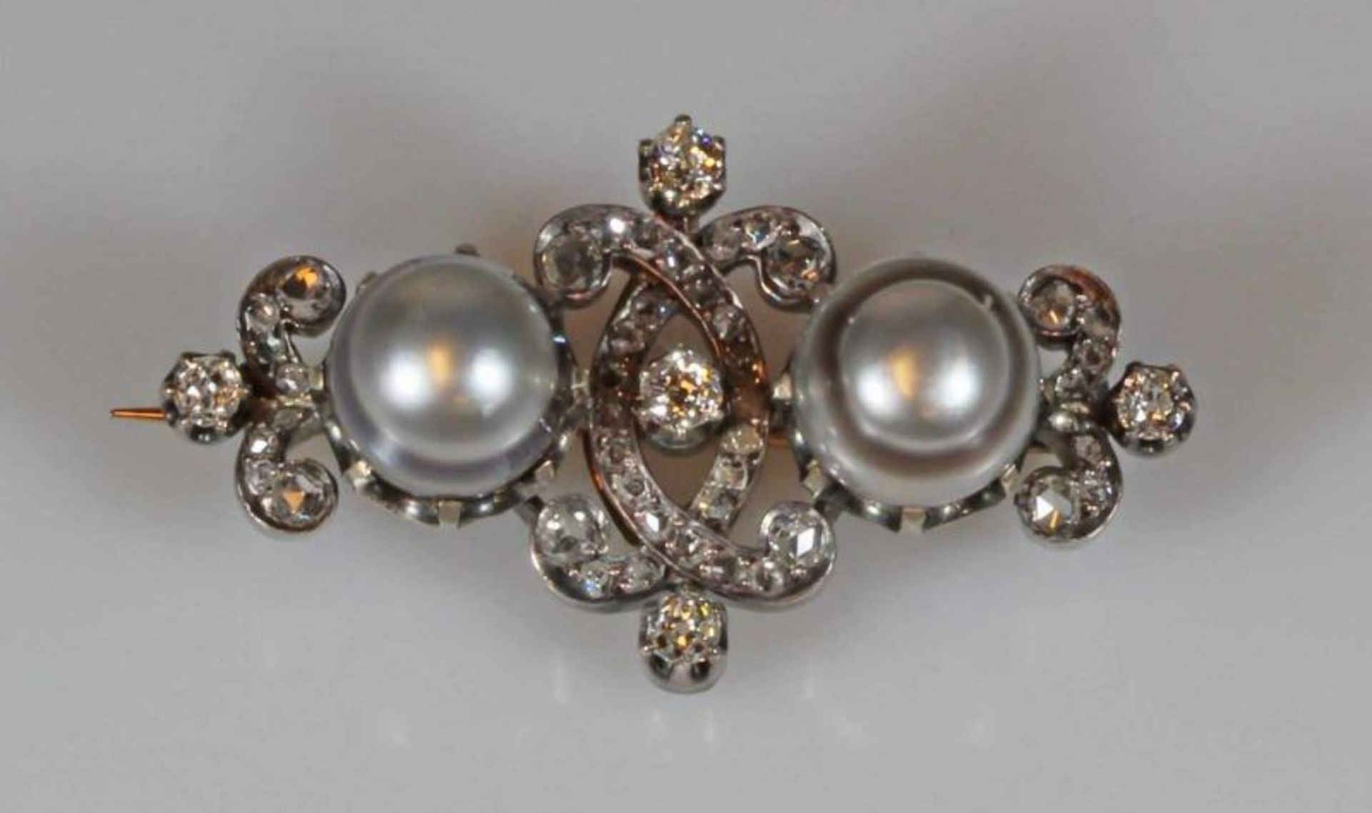 Brosche, um 1900, RG 750, Silber belötet, 2 graue Perlen ø 10-11 mm, sehr gutes Lüster,