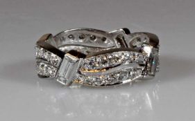 Ring, Platin, 4 Diamant-Baguettes zus. ca. 0.70 ct., etwa w/vs, 40 Brillanten zus. ca. 0.60 ct.,