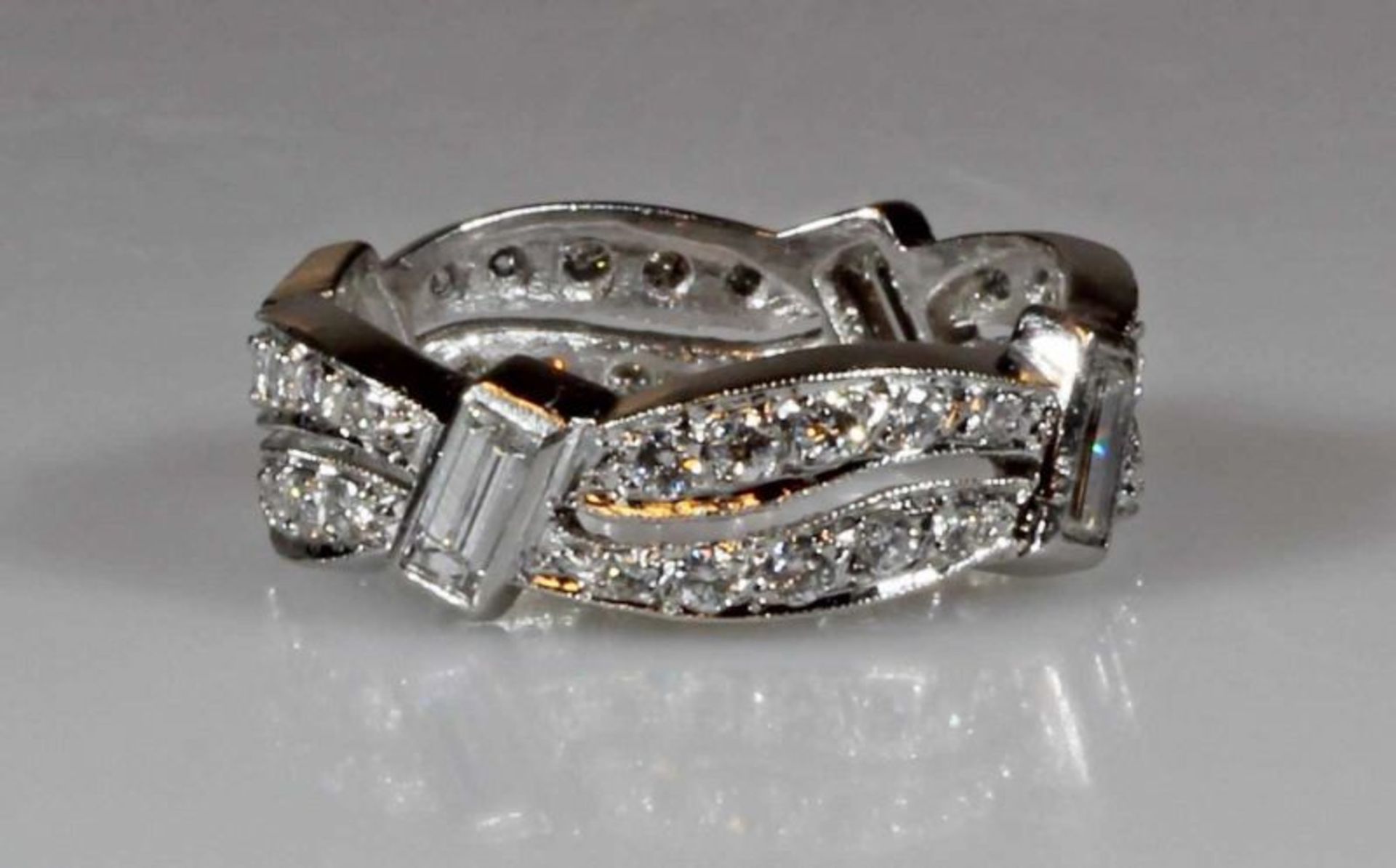 Ring, Platin, 4 Diamant-Baguettes zus. ca. 0.70 ct., etwa w/vs, 40 Brillanten zus. ca. 0.60 ct.,