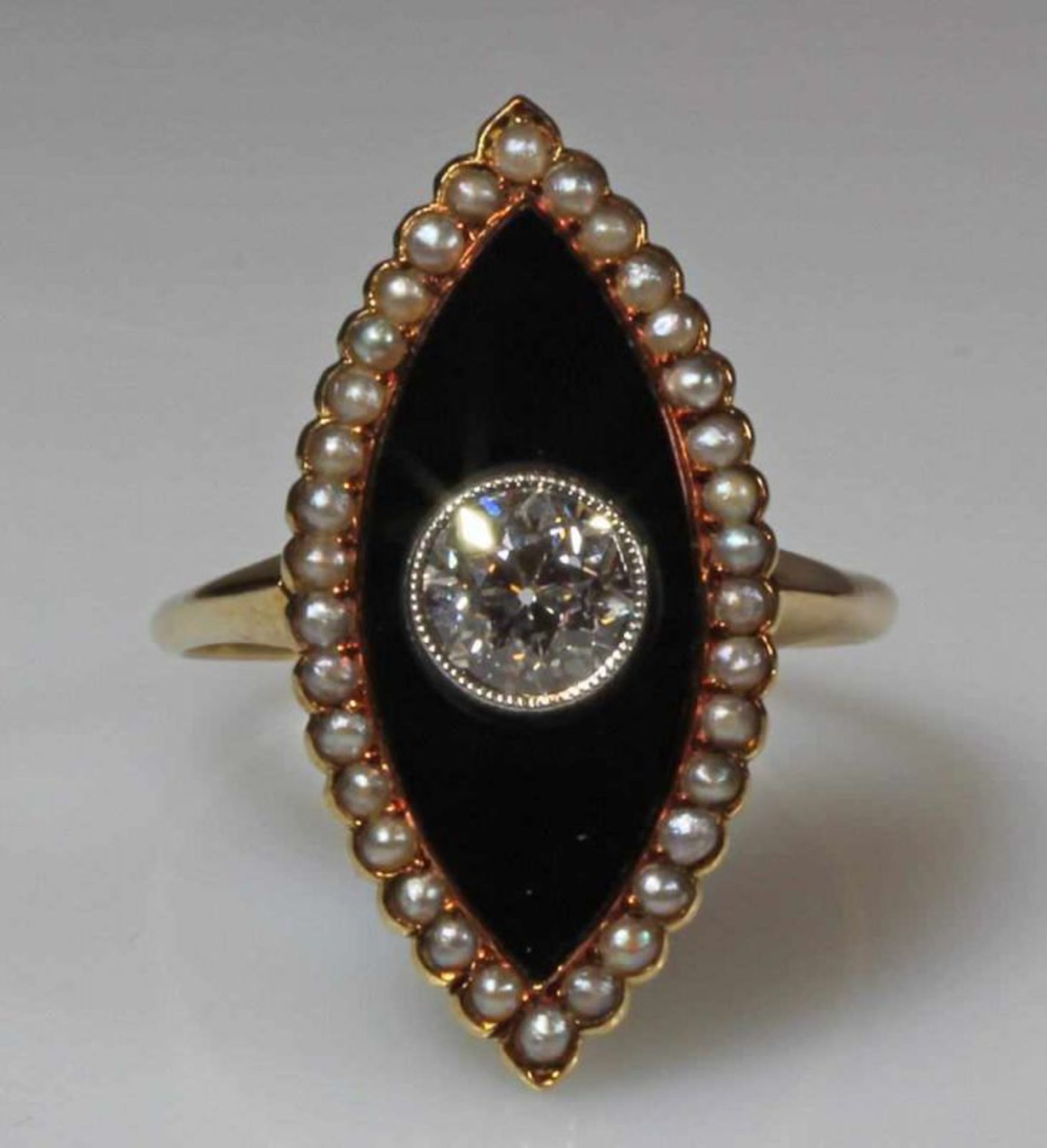 Ring, RG 750, 1 Altschliff-Diamant ca. 0.90 ct., etwa w/vvs, eingeschliffener Onyx, 34 Halbperlen/