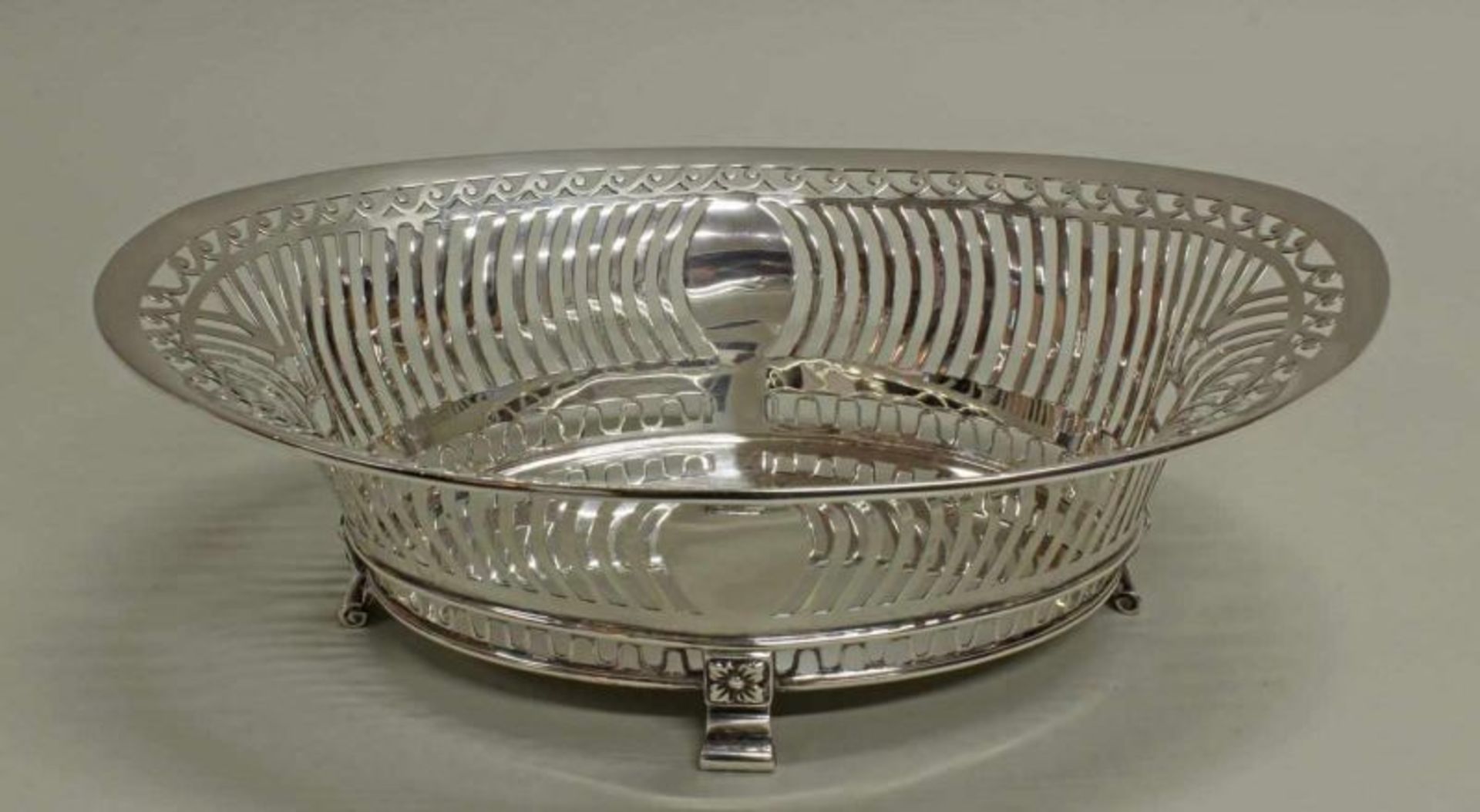 Korbschale, Silber 925, London, 1910, William Hutton & Sons, oval, à jour gearbeitet, auf vier