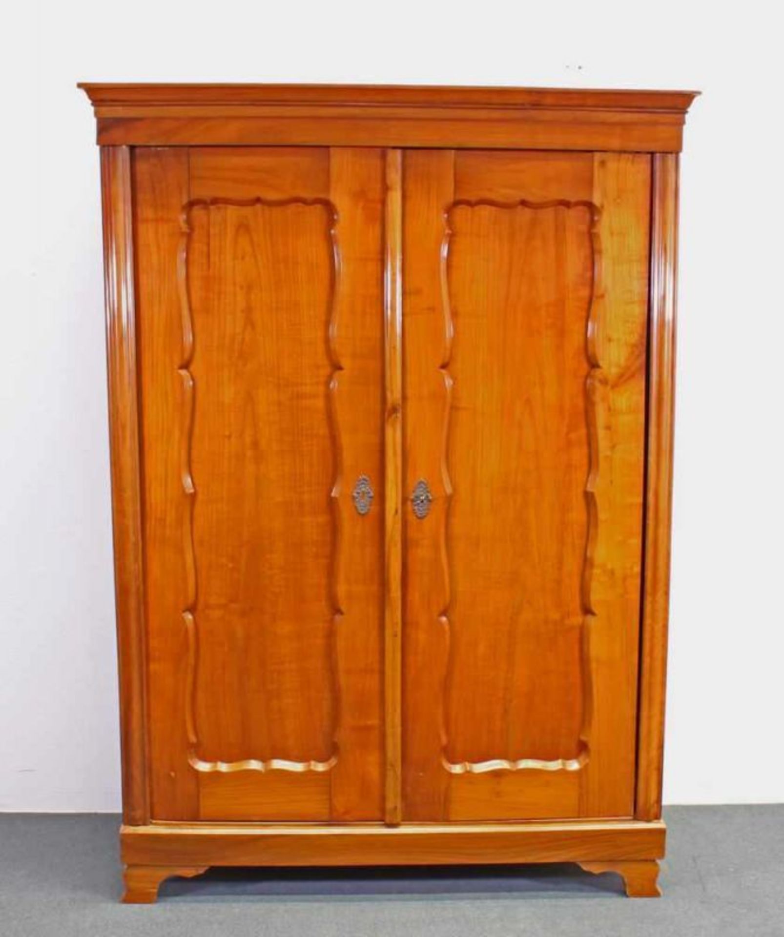 Kleiderschrank, um 1840, Kirschholz, zwei Türen, 178 x 128 x 55 cm, leichte Gebrauchsspuren 20.