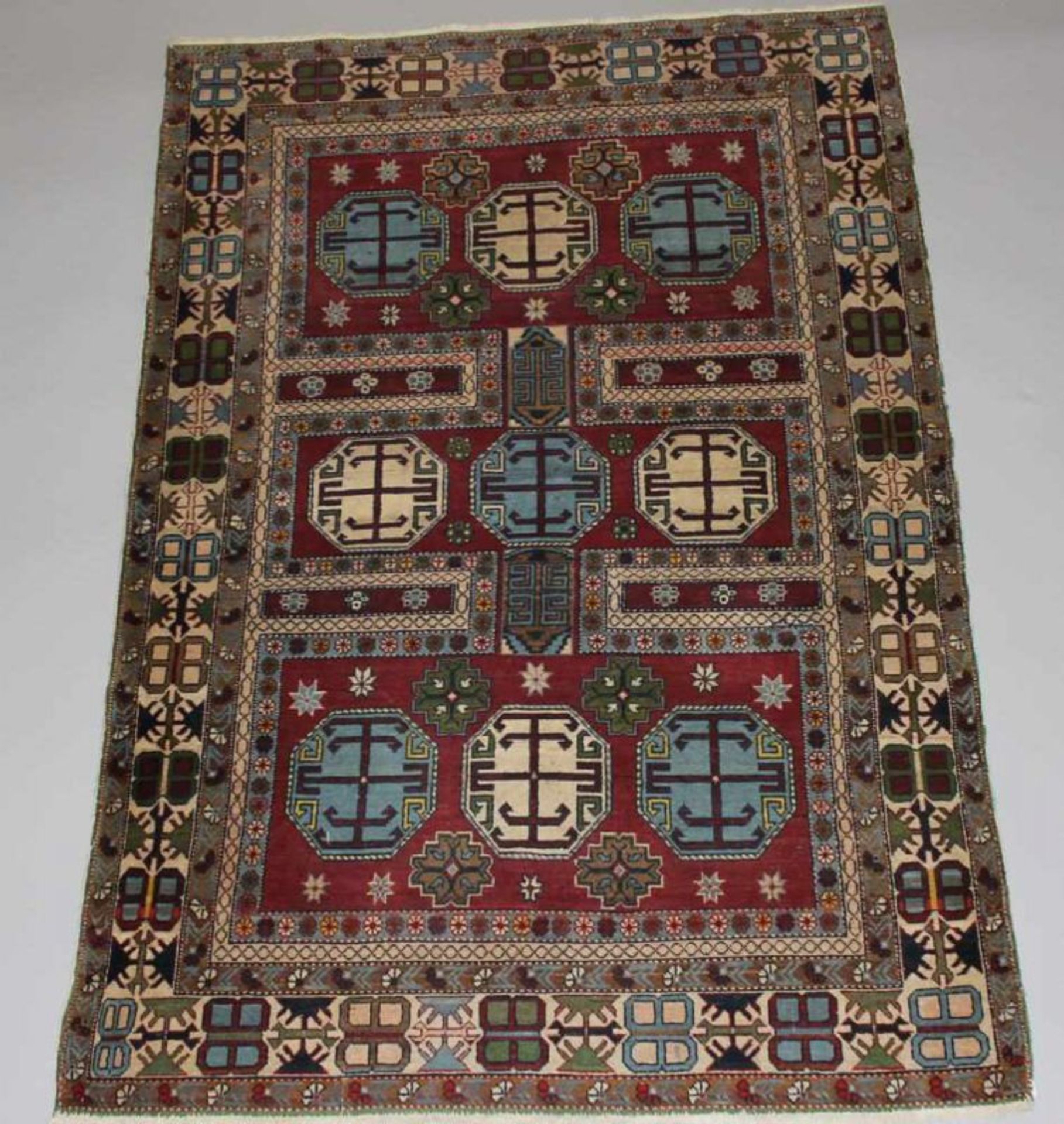 Kasak, Kaukasus, alt, ca. 1.88 x 1.26 m 20.00 % buyer's premium on the hammer price 19.00 % VAT on