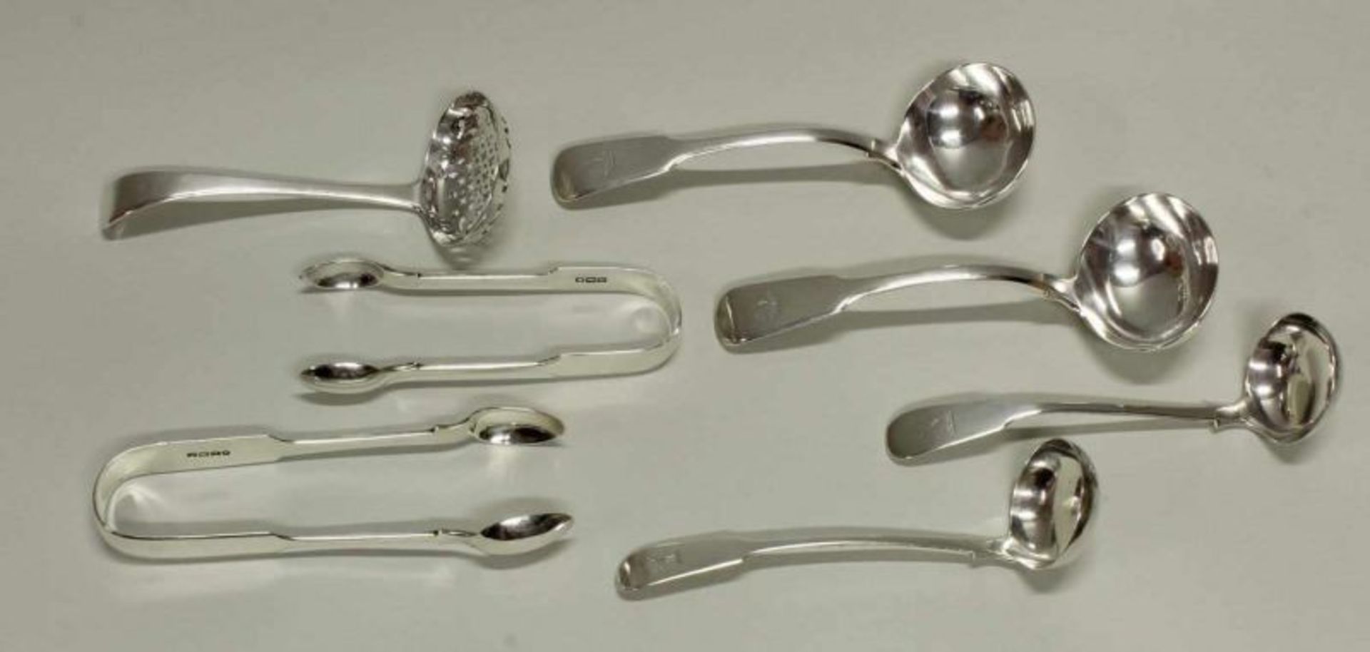 Streulöffel, 4 kleine Kellen, 2 Zuckerzangen, Silber 925, Edinburgh, 1836, 1840, London, 1823, 1901,