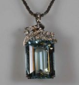 Anhänger, WG 750, 1 Aquamarin ca. 24.0 ct., im Smaragdschliff, 22 Brillanten zus. ca. 0.50 ct., alle