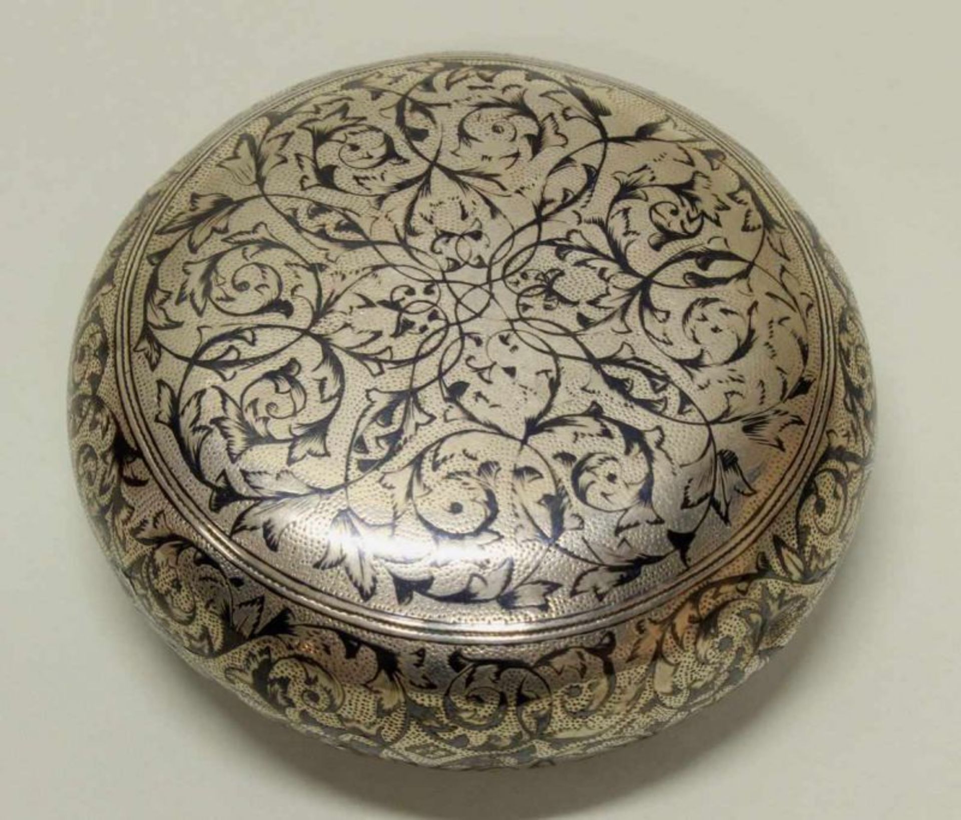 Deckeldose, Silber 84er, Moskau, Beschaumarke 1876, Meistermarke, Rankenornament in Niello, - Image 3 of 5