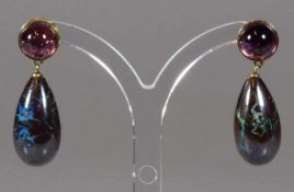 Paar Ohrgehänge, GG 750, 2 Boulder-Opal-Pampeln, 2 pinkfarbene Turmaline, 10 g 20.00 % buyer's