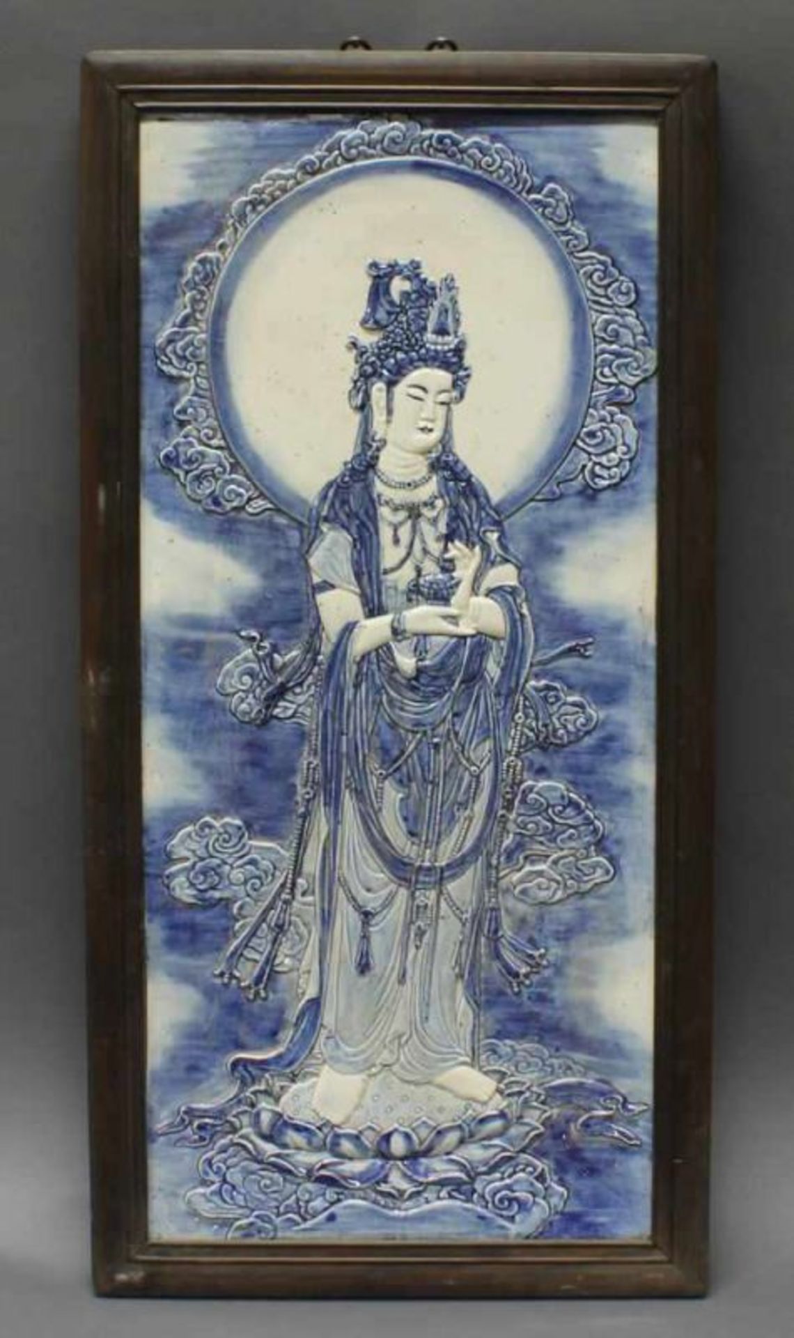 Porzellanbild, Guanyin, blau-weiß Dekor, Holzrahmen, 81 x 36 cm 20.00 % buyer's premium on the