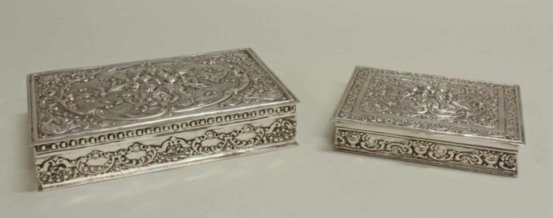 Zigarettendose, Silber, floral reliefiert, innen vergoldet, 2.5 x 12.5 x 10 cm, ca. 270 g, Filzbezug