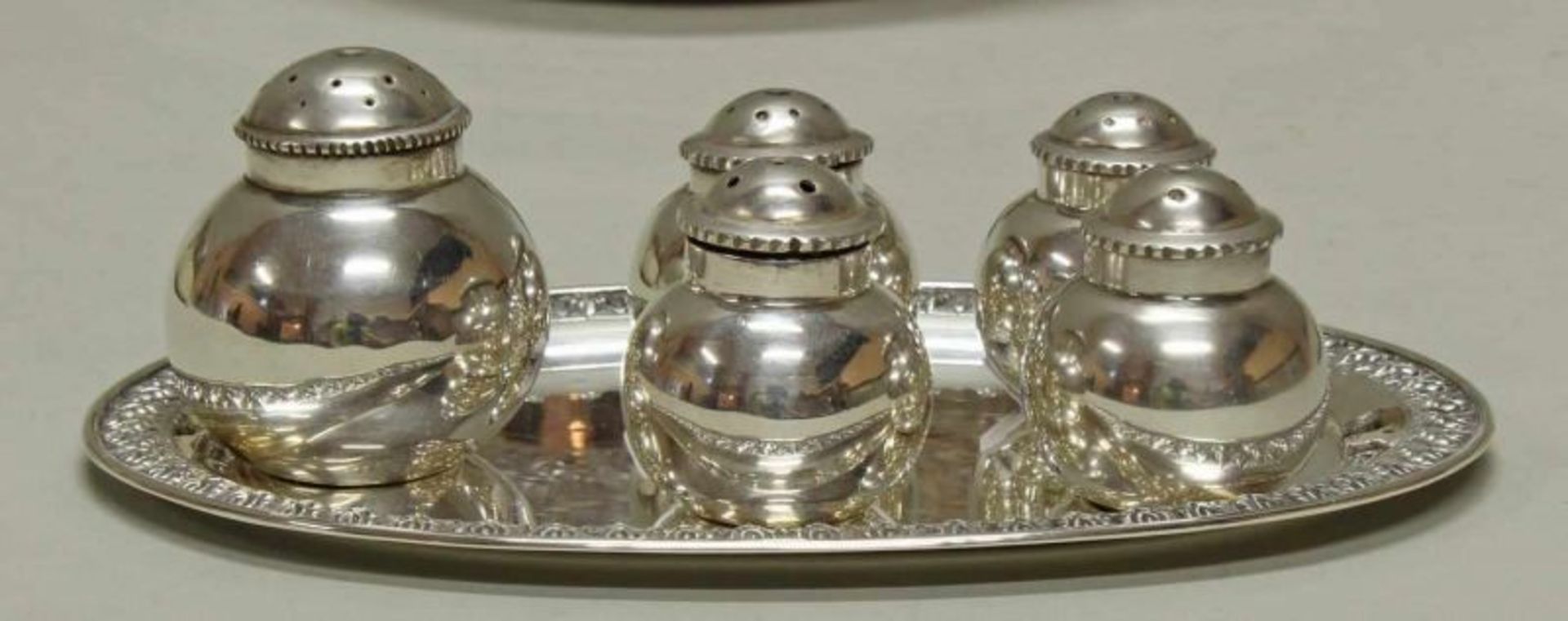 5 Gewürzstreuer, kleines Tablett, Silber 925, Südostasien, ca. 3.5-4 cm hoch, 13.5 x 9 cm, zus. - Image 2 of 2