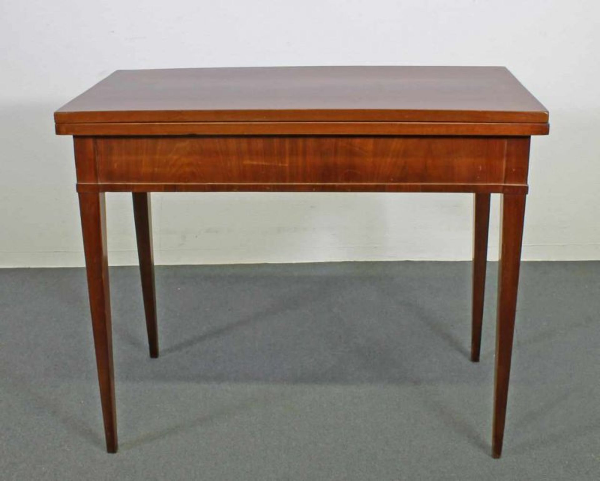 Spieltisch, Norddeutsch, um 1800, Mahagoni, Platte aufklappbar, 74.5 x 89 x 43 (86) cm, Platte lose,