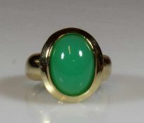 Ring, GG 585, 1 ovaler Chrysopras-Cabochon, 7 g, RM 16 20.00 % buyer's premium on the hammer price