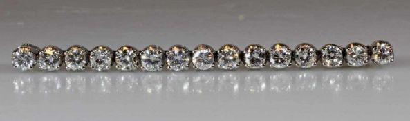 Nadel, WG 750, 15 Brillanten zus. ca. 2.35 ct., etwa w/lpr., 63 mm lang 20.00 % buyer's premium on