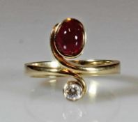 Ring, GG 585, Atelierarbeit, 1 ovaler Rubin-Cabochon, 1 Brillant ca. 0.10 ct., 5 g, RM 17 20.00 %