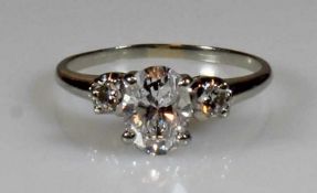 Ring, WG 750, 1 ovaler facettierter Diamant ca. 1.50 ct., etwa fw-w/si1, 2 Brillanten zus. ca. 0.