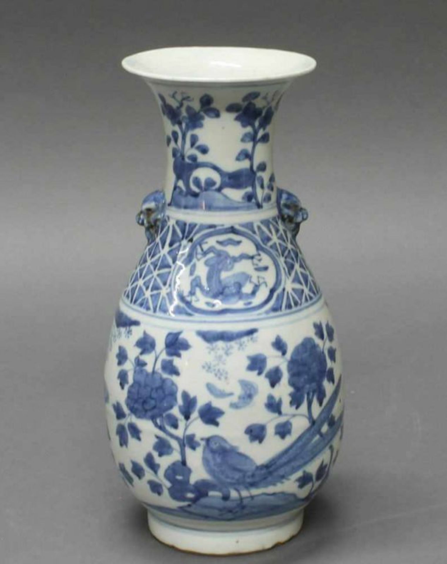 Vase, China, 20. Jh., Porzellan, floraler Blaudekor, blaue Bodenmarke, 26.5 cm hoch 20.00 % buyer'