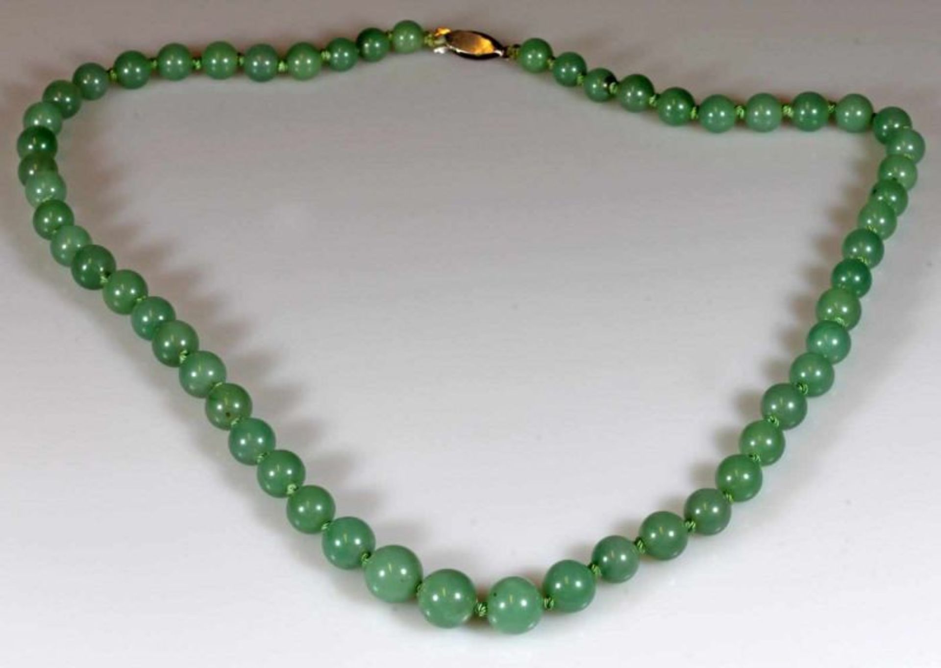 Jadekette, verlaufend, Kugeln ø 12 - 7.5 mm, Schließe Metall, 60 g, ca. 60 cm lang 21.01 % buyer's