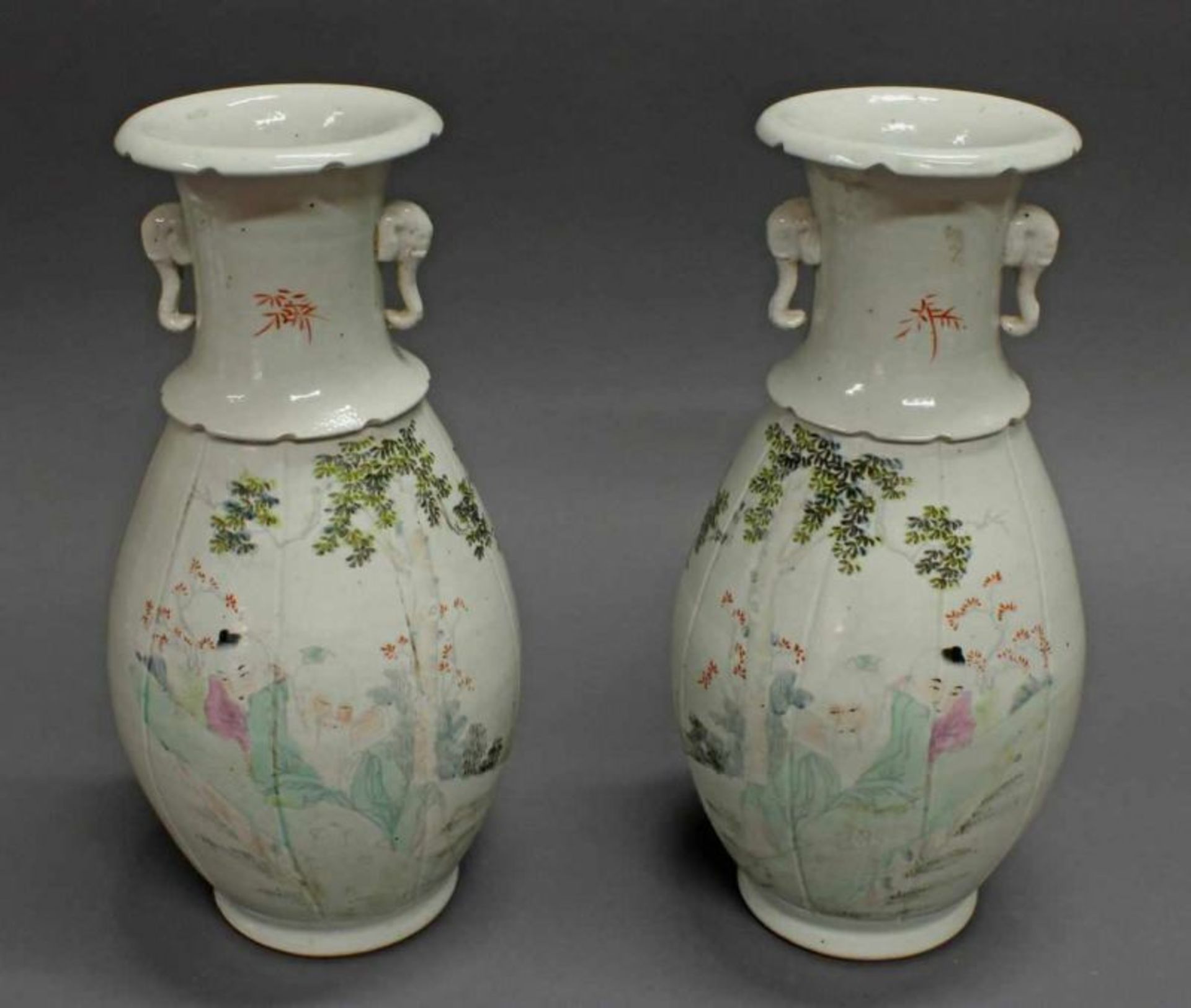 Paar Vasen, China, 20. Jh., Porzellan, polychrome Bemalung, Chinesen unter Baum sitzend,