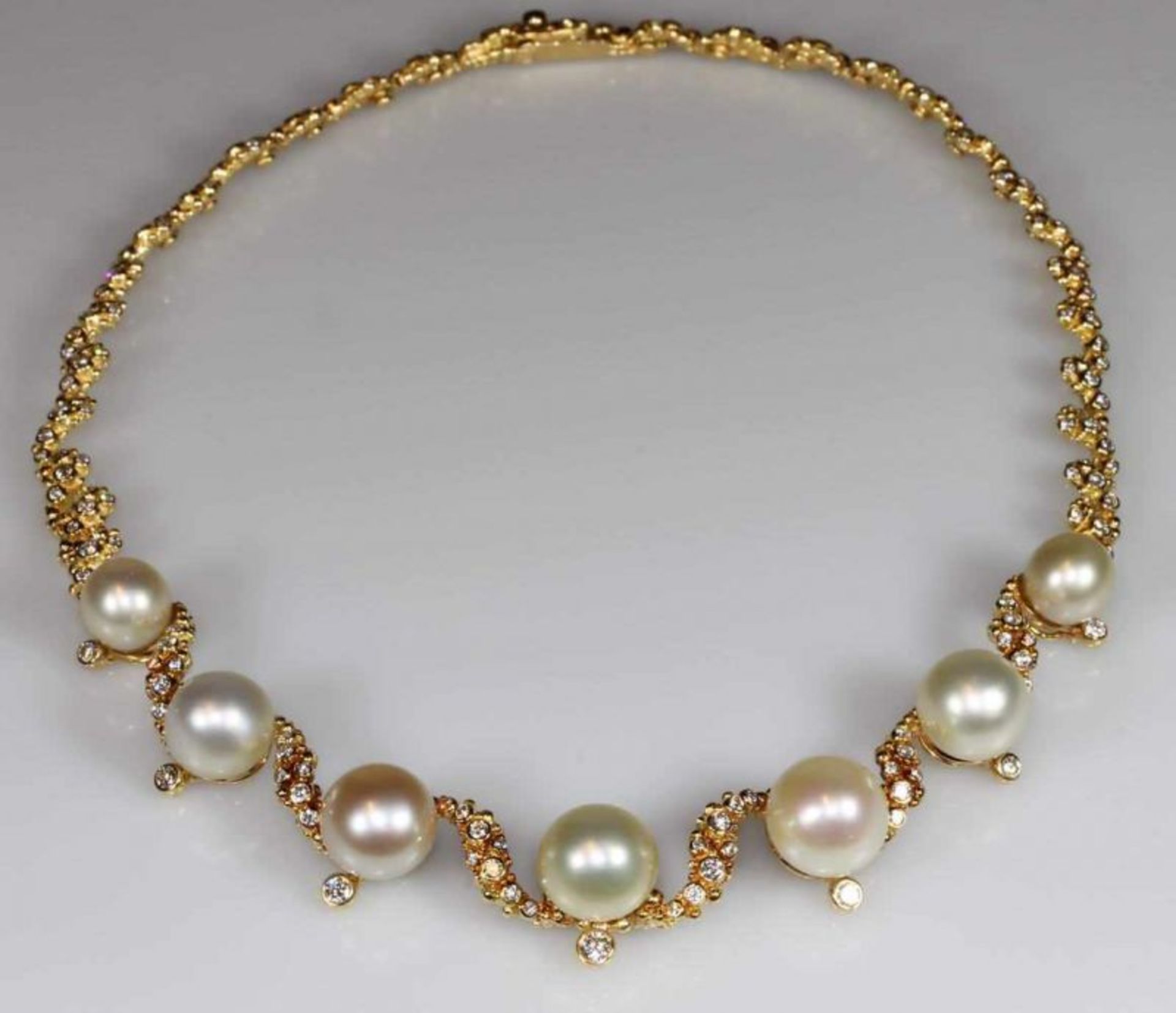 Collier, GG 750, 7 Südsee-Zuchtperlen ø ca. 10 mm bis 13 mm, ordentliches Lüster, Farbe creme,