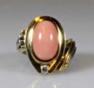 Ring, Atelier Degen, Basel, GG 750/Platin, 1 ovaler Engelhaut-Korall-Cabochon, 1 kleiner Brillant