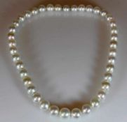 Perlenkette, leicht verlaufend, 40 Südsee-Zuchtperlen ca. 8.3 bis 12.0 mm, gutes Lüster, Farbe weiß,