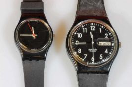 2 Swatch-Uhren, schwarze Ausführung, Quarzwerk, Funktion nicht geprüft, Batterien müssen erneuert