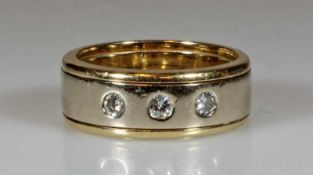 Ring, WG/GG 750, 3 Brillanten zus. ca. 0.24 ct., 11 g, RM 18 21.01 % buyer's premium on the hammer